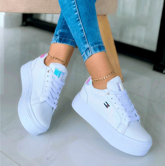 Tenis deportivos blancos minimalistas