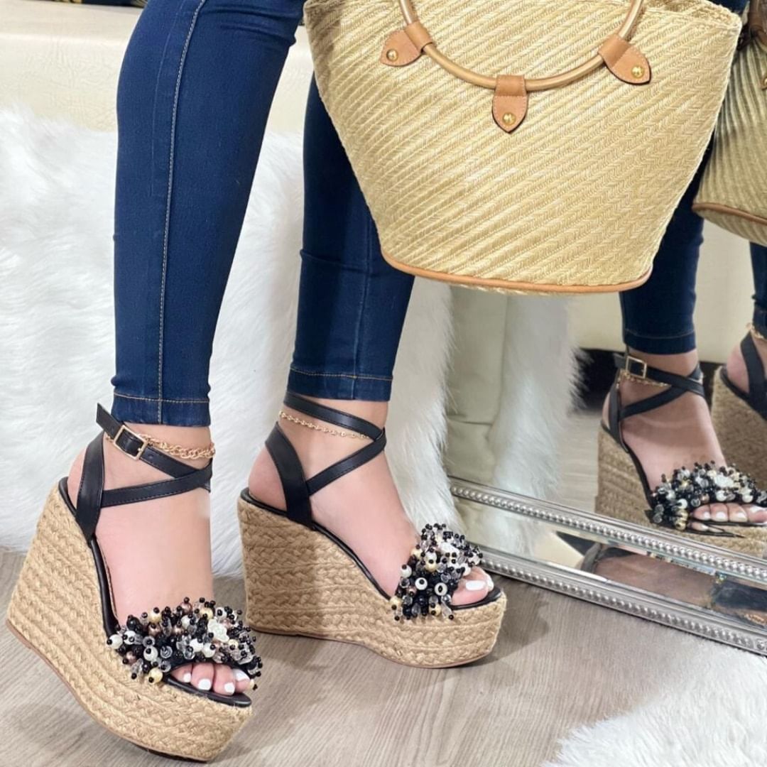 Sandalias cuñas en yute perlas y tiras