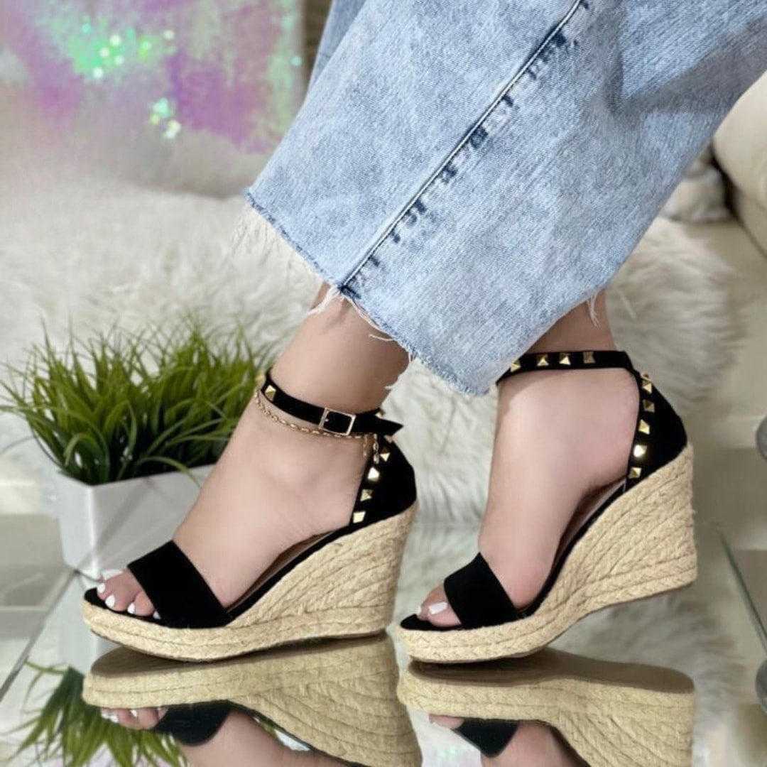 Sandalias cuñas en yute con tachas