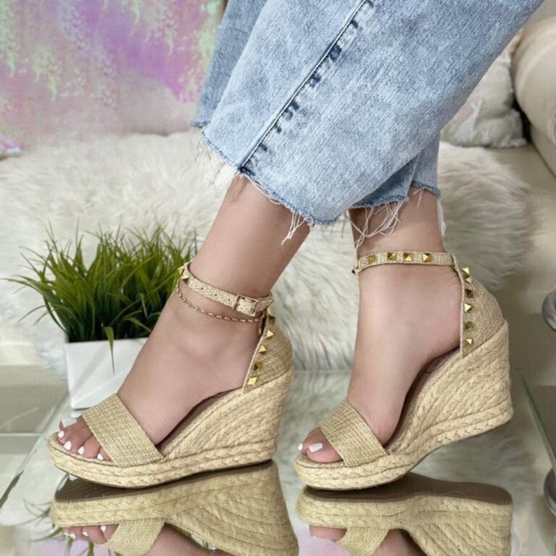 Sandalias cuñas en yute con tachas